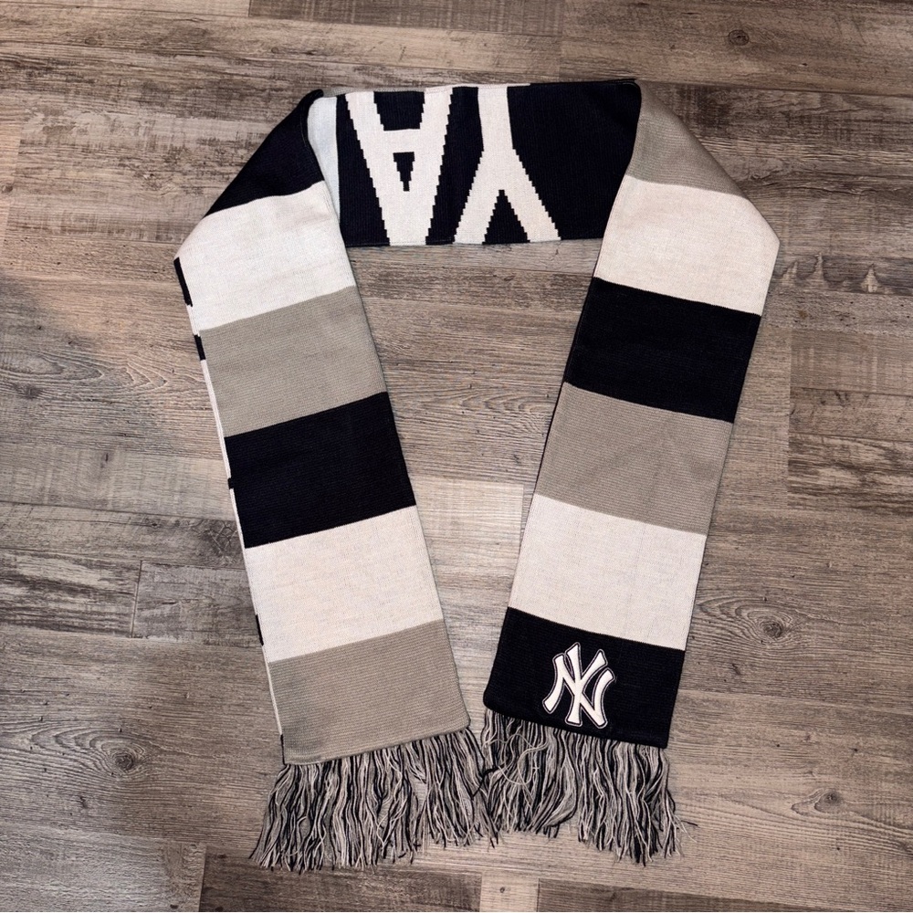 47 Forty Seven Brand New York Yankees Blue White and Grey Knit Scarf